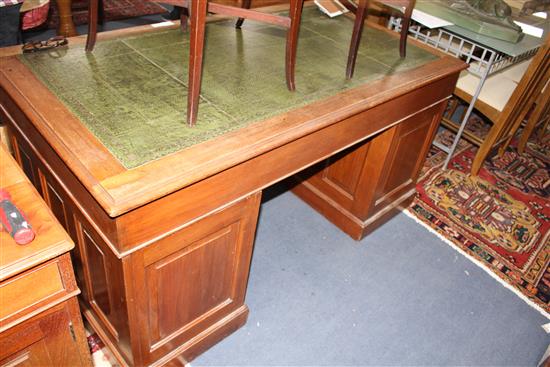 An Edwardian walnut pedestal desk, with later green skiver and nine drawers, W.152cm D.84cm H.76cm